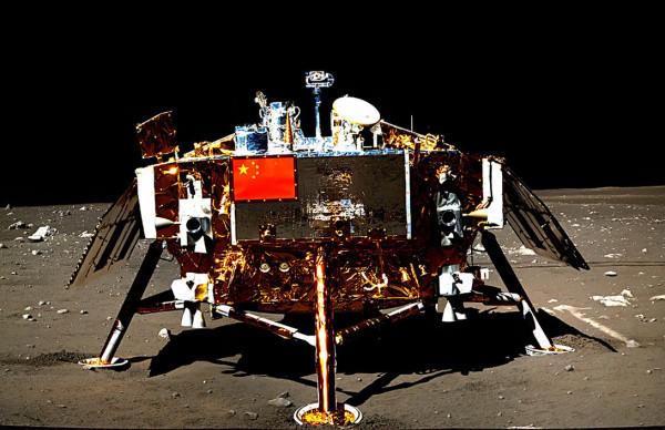 五星紅旗在月球升起，美國登月又被質疑，為什麼美國國旗在飄揚？