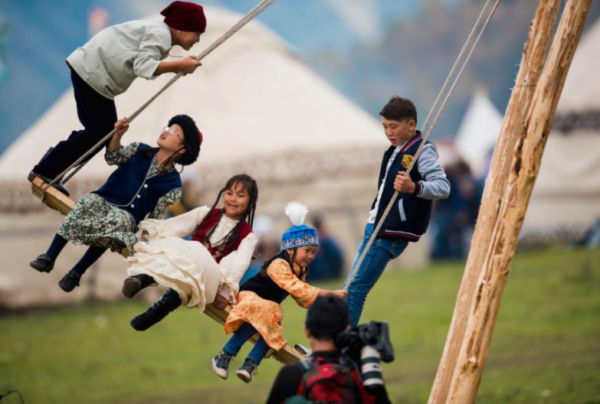 男孩在滑梯上極限“手剎”保護萌娃，這些危險的遊戲，家長要盯緊