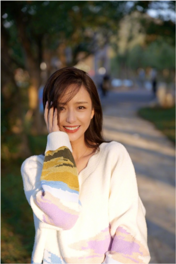 佟麗婭隨拍照美到爆！穿毛衣手握花朵神似初戀，甜美笑容太治癒了