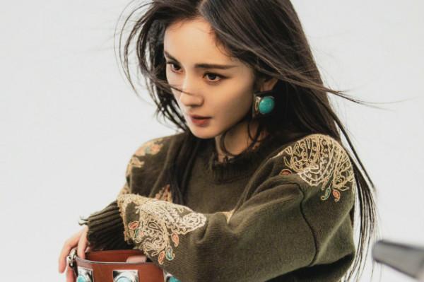 楊冪成高奢全球代言人太厲害!衛衣搭工裝褲超帥氣,過生太有排面 楊冪成高奢全球代言人太厲害!衛衣搭工裝褲超帥氣,過生太有排面