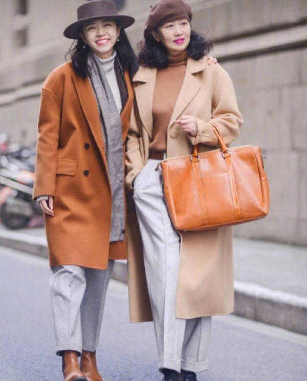 這對母女是博主真會穿！身穿大衣氣質優雅，看著像姐妹花一樣