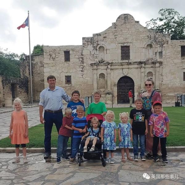 12年生12個娃！他們想成為電影裡的大家庭，每天生活太熱鬧了