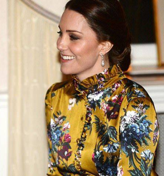 西班牙王后愛穿中國風,摩納哥王妃是旗袍控,泰國前總理愛穿唐裝 西班牙王后愛穿中國風,摩納哥王妃是旗袍控,泰國前總理愛穿唐裝