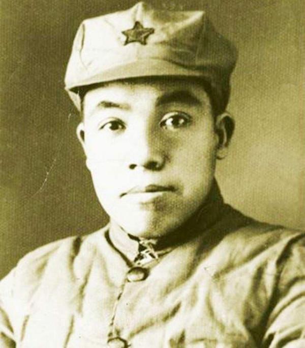 他是毛主席的堂弟毛澤青，為了投身革命隱姓埋名，妻子是環衛工人