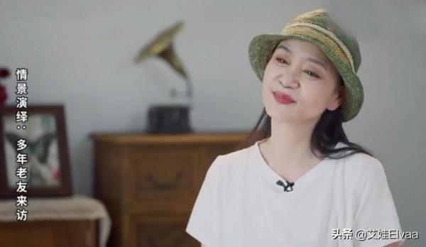 62歲劉雪華真是歲月美人，穿T恤漁夫帽綜藝首秀，臉上蘋果肌搶鏡