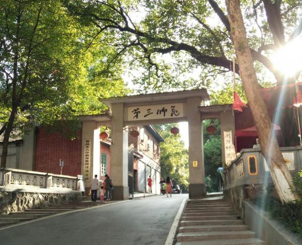 1949年，農村小夥到省委大院找叔叔，報出名字，省委書記親自接見