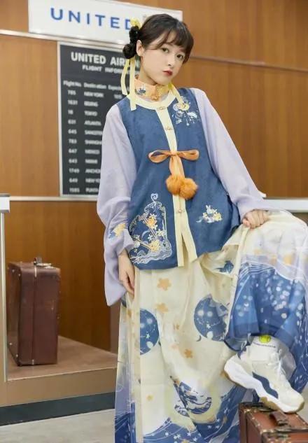 周星馳乾女兒真長大了，穿國風裙顯得好俏皮，沒了“假小子”氣質