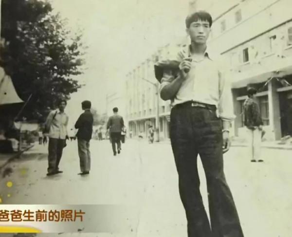 為尋找被拐賣27年的弟弟，她挖開了父母的墳墓，結局感人至深