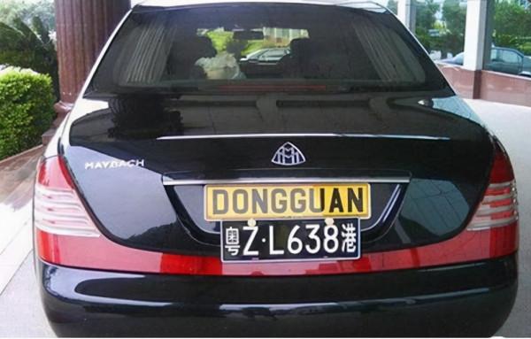 一張僅幾十元，車尾掛外國車牌不遮擋原車牌警察就不管嗎？天真了