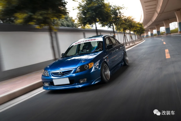 經典的馬自達323依然還有很多人玩，只需7000塊就能買來快樂