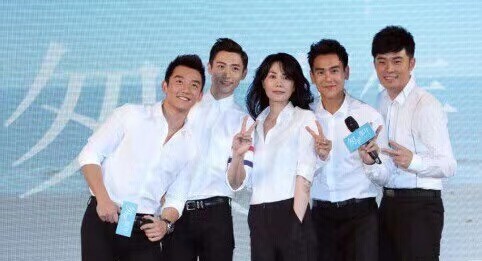 52歲王菲終於再出山!參加中秋電影音樂會,穿白襯衣造型好高階 52歲王菲終於再出山!參加中秋電影音樂會,穿白襯衣造型好高階