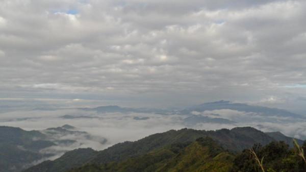 小夥徒步探秘深山三國邊境，險些踏空跌入懸崖，幾乎沒遊客到過