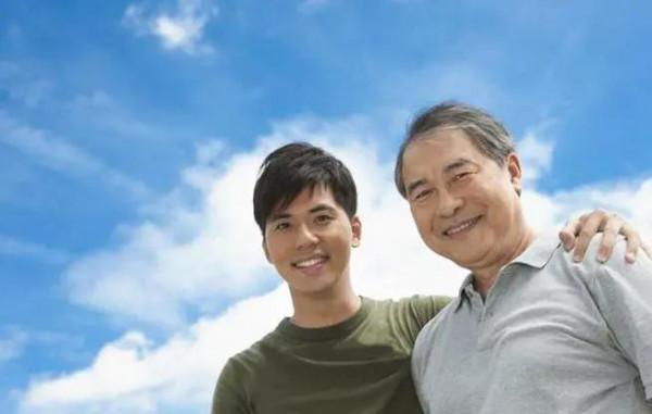 70歲老父親好心救人被騙1萬，10年後，陌生人開豪車上門送我100萬