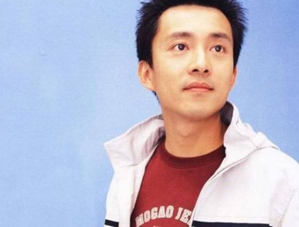 亞寧：曾是央視最帥主持人，爆火後“消失”的他，如今已高攀不起