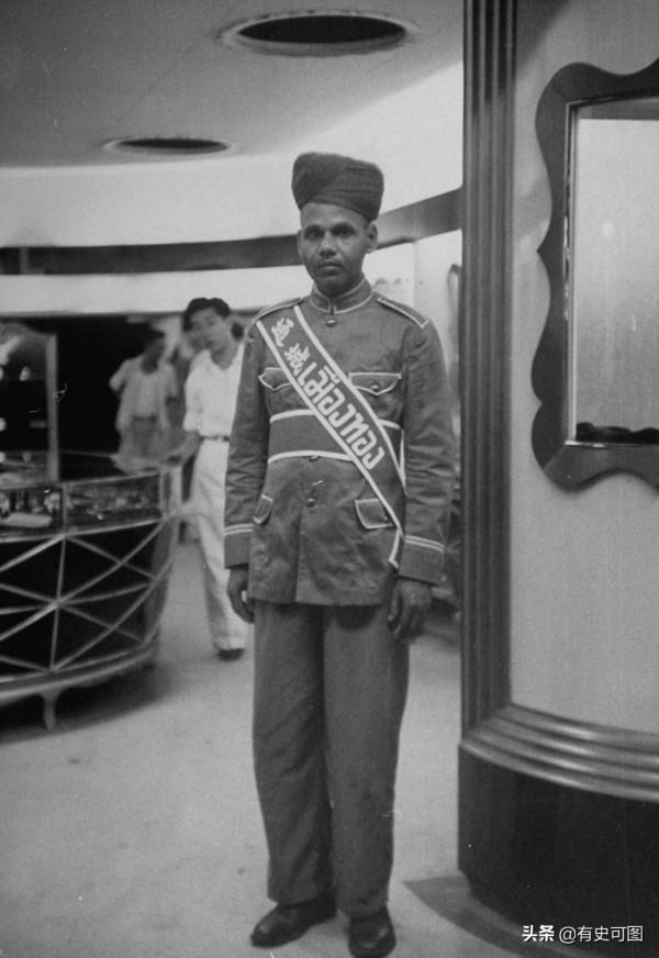 1946年的午門外停滿了汽車，太和殿上放著袁世凱的“西洋寶座”