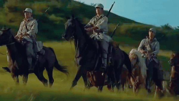 從用假馬到直接騎人、打戲無力全靠特效，流量演員拍戲錢太好掙