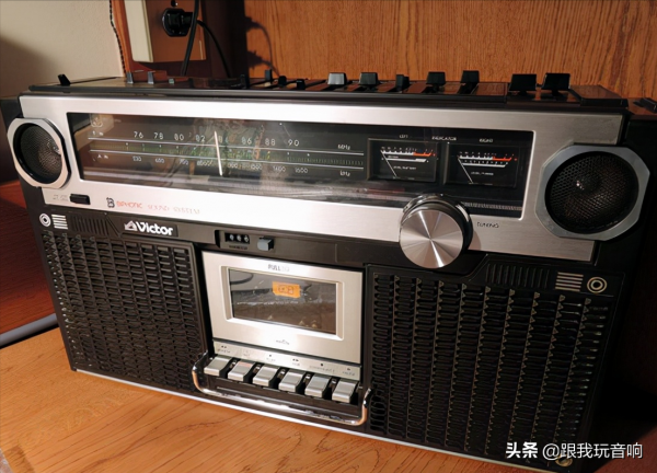 這是一款70年代日本勝利Victor公司推出的全波段收錄機 RC-828