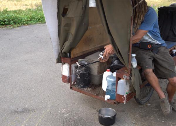 他住在2㎡破舊三輪車中，養4只羊為伴，邊牧羊邊流浪轉眼已過12年