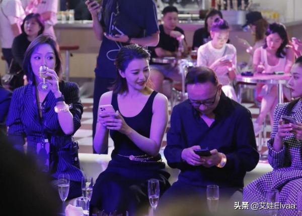 高圓圓現身晚會,穿挖空露肩裙打扮最心機,喝酒聊天當了媽更女人 高圓圓現身晚會,穿挖空露肩裙打扮最心機,喝酒聊天當了媽更女人