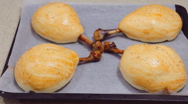 天氣寒冷,碰到這麵包,我絕不手軟,包上大雞腿,吃著真過癮 天氣寒冷,碰到這麵包,我絕不手軟,包上大雞腿,吃著真過癮