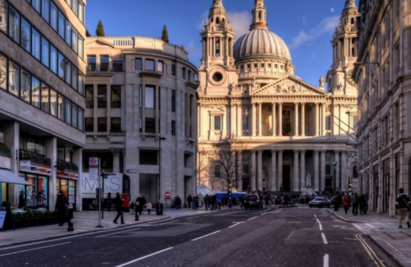 69歲英國億萬富豪，娶33歲中國外賣員後連生3娃，離世後財產平分