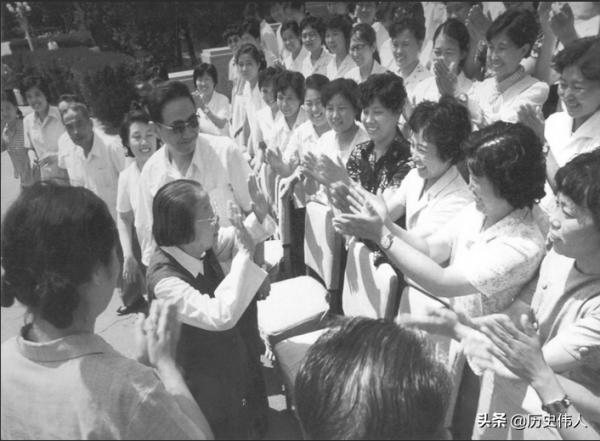 周總理病逝後,西花廳收到一件特殊的包裹,八年後鄧穎超登門致謝 周總理病逝後,西花廳收到一件特殊的包裹,八年後鄧穎超登門致謝