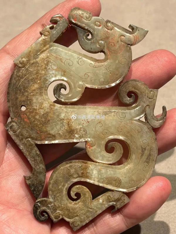 估價上限400萬港幣，含佣金拍出1525萬，戰國龍形玉佩