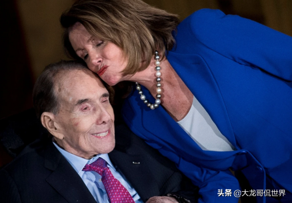 他死了，曾和蔡英文勾結，佩洛西下令降半旗，美國總統們奔喪