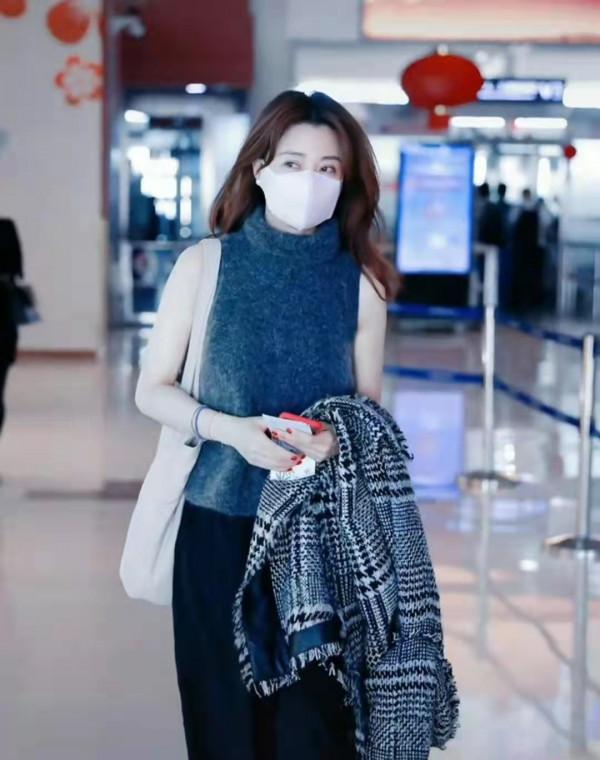 殷桃休假後現身機場，網友：穿這樣的毛衣不冷嗎？