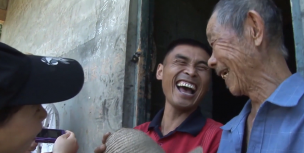 懸崖上的村莊：萬丈懸崖上村民靠一根鐵索出行，坐上去腳都發抖