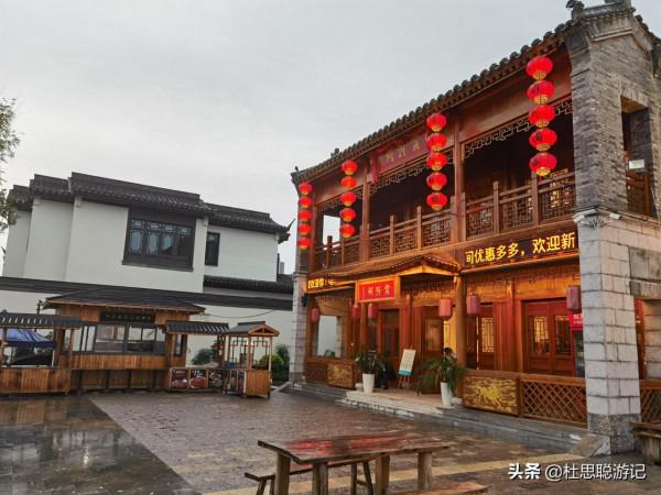 漢EV自駕山東，帶著家人來逛沂州古城，孩子一人就能吃兩串魷魚