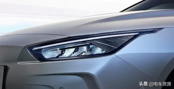 預算15萬左右，這兩款純電家轎怎麼選？舒適和操控都有