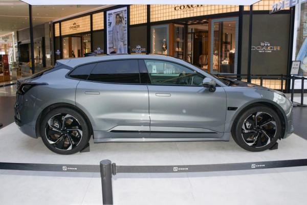 實拍極氪001，車長4970mm，純電續航最高712km，顏值媲美帕拉梅拉