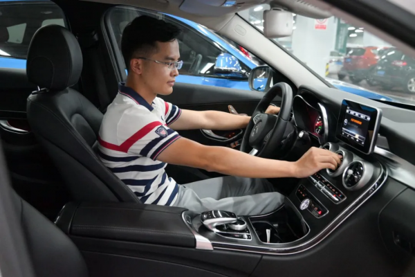 賓士 C200:4年車齡新C旅,優雅美麗5折售 賓士 C200:4年車齡新C旅,優雅美麗5折售