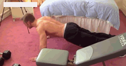 爆！有胸肌才夠味，在家狠虐出一對胸大肌