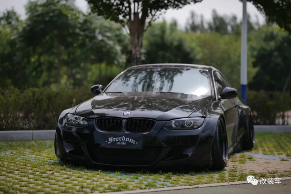 遼寧車友的寶馬E92逆向改裝，先選寬體後挑車你學到了嗎？