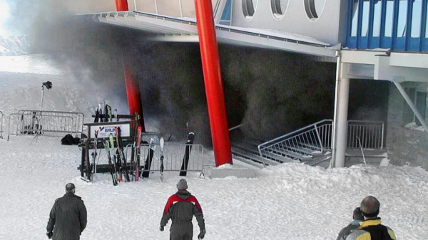 奧地利登山纜車，鋼鐵構架進入隧道卻突發大火，155人燒成灰燼