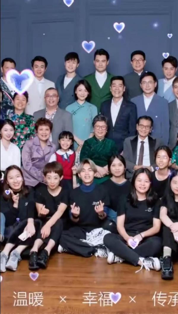 《外來媳婦本地郎》拍復古時裝全家福,康伯康嬸又回來了 《外來媳婦本地郎》拍復古時裝全家福,康伯康嬸又回來了