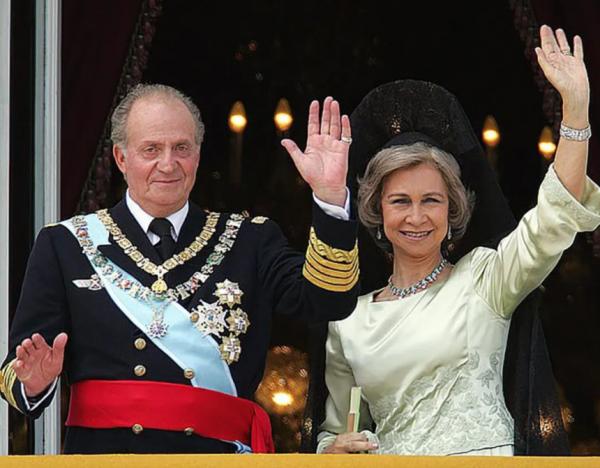 西班牙王室“最萌身高差”:王后踩恨天高仰望，國王摟不到小蠻腰