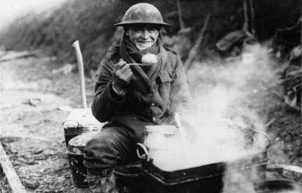 被隊友遺忘之後，哨兵深埋地下9年，雙目失明也仍堅持守著軍需庫