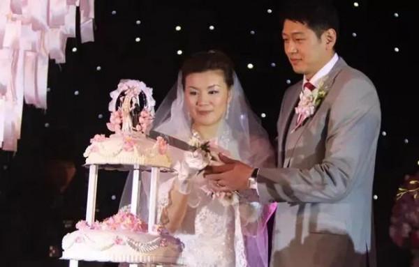 妻子離世他一夜白頭，兩年後和亞州蝶泳天后結婚
