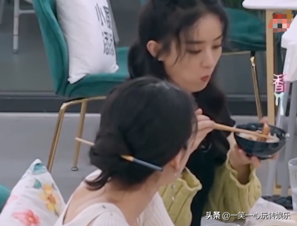 娛樂圈乾飯第一人!趙麗穎一口一片大肥肉!張碧晨看呆了 娛樂圈乾飯第一人!趙麗穎一口一片大肥肉!張碧晨看呆了