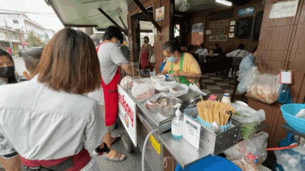 泰國疫情爆發後,第一次在路邊攤買早餐,覺得比米其林還香 泰國疫情爆發後,第一次在路邊攤買早餐,覺得比米其林還香