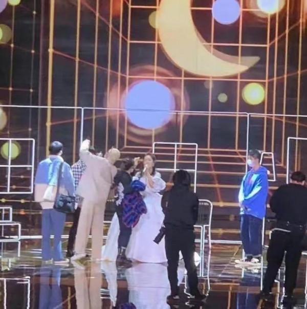 謝娜今年春晚爆冷門！離開湖南衛視，穿公主風禮服高調現身東方臺