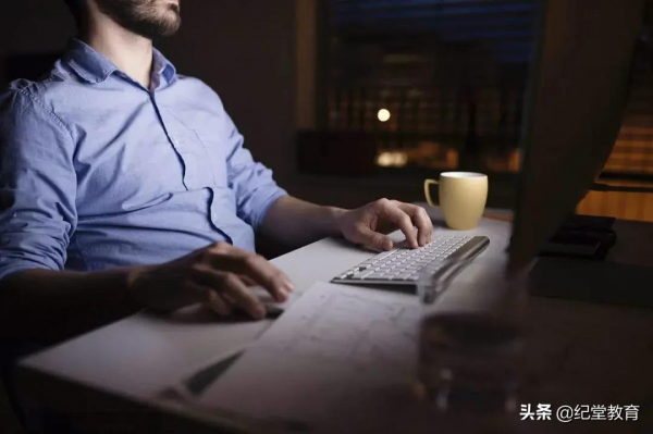 當代社畜現狀：每月加班130小時，凌晨4點睡覺，早上6點上班...