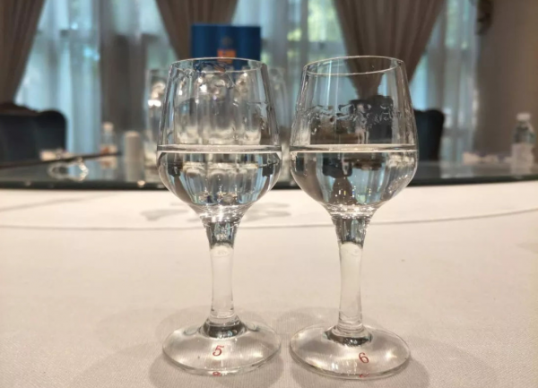 貨架上3種“光瓶白酒”,看著不上檔次,卻都是真正的純糧酒 貨架上3種“光瓶白酒”,看著不上檔次,卻都是真正的純糧酒