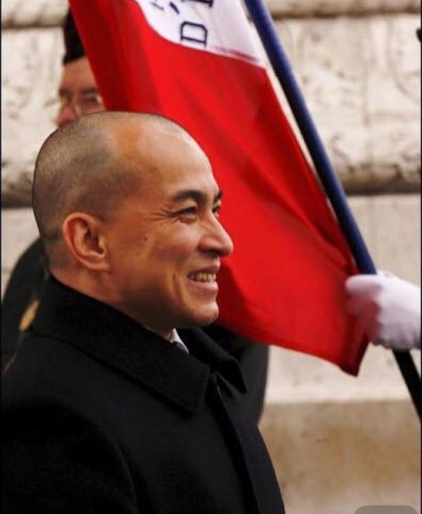 為什麼西哈莫尼國王比帥氣的拉瑪十世還英俊?你看看他生母是誰 為什麼西哈莫尼國王比帥氣的拉瑪十世還英俊?你看看他生母是誰