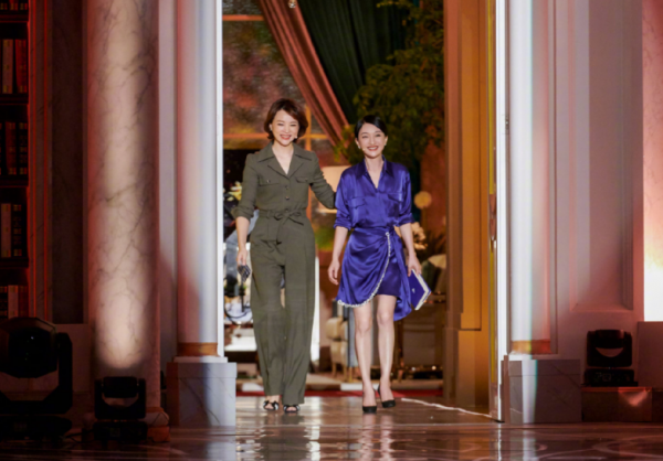 周迅真的好敢穿，穿條“睡衣裙”亮相節目，真當成自己家了