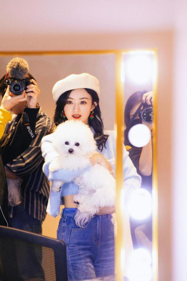 趙麗穎美圖,身穿淺藍上衣,頭戴貝雷帽,優雅靈動,溫婉可人 趙麗穎美圖,身穿淺藍上衣,頭戴貝雷帽,優雅靈動,溫婉可人