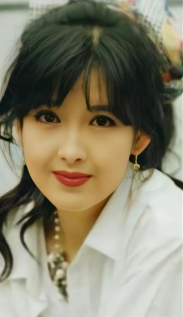年輕時候的周慧敏也是一個大美人兒，長相給人一種很舒服的感覺